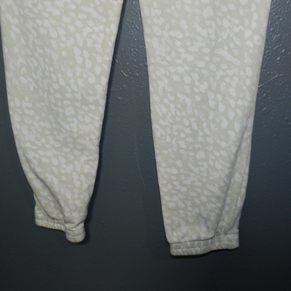 Fabletics Womens Beige Leopard Print Slim Athletic Sweat Pants Size Medium - Picture 6 of 9